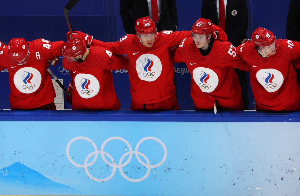 Hráči ruského výběru se drží za ramena při nájezdech v semifinále olympijského turnaje proti Švédsku