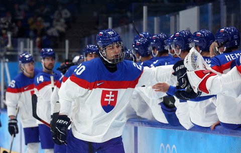 Slovenský talent Juraj Slafkovský oslavuje svou trefu ve čtvrtfinále ZOH proti USA