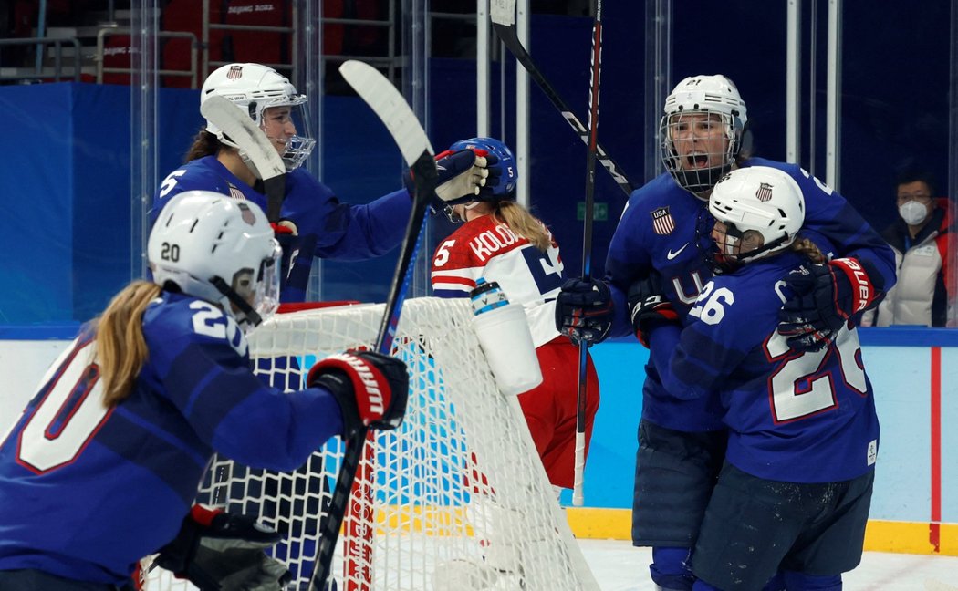 Radost hokejistek USA po gólu Hilary Knightové ve čtvrtfinále ZOH proti českému týmu