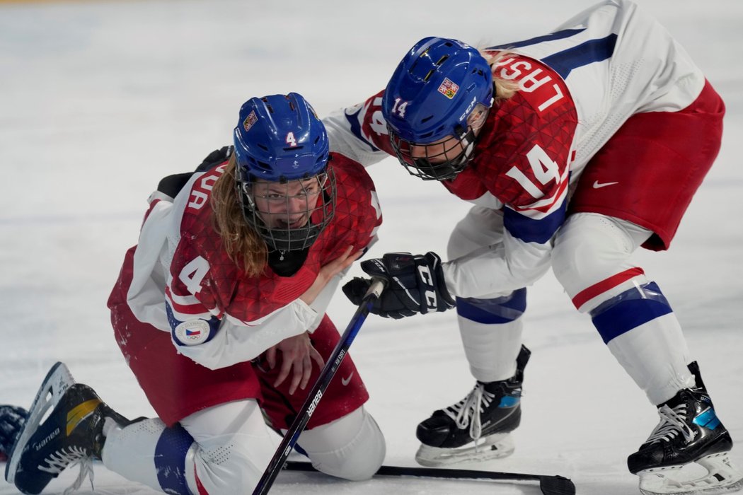 Daniela Pejšová (4) se drží za rameno během čtvrtfinále ZOH s USA