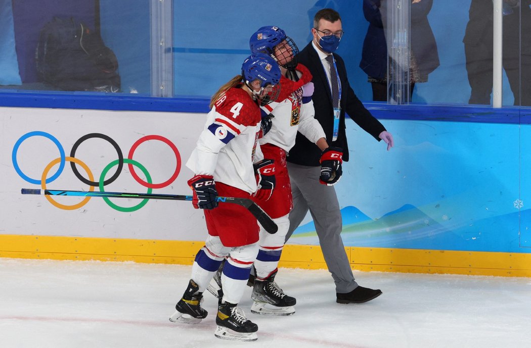 Tereza Radová je odvážena po faulu Danielle Cameranesiové