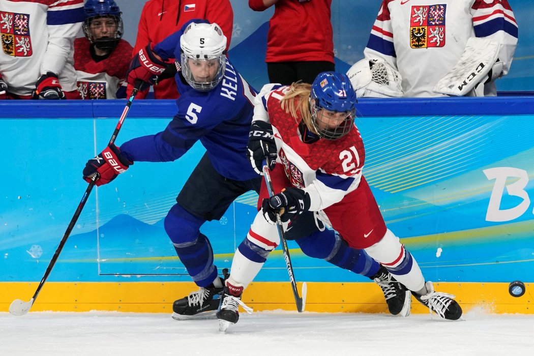 Tereza Vanišová v souboji se soupeřkou z USA během čtvrtfinále ZOH