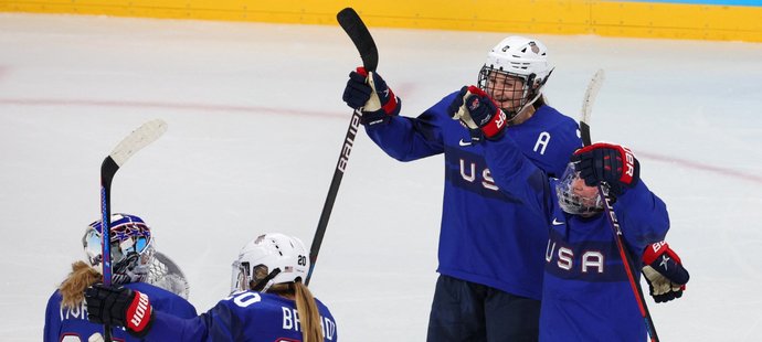 Hokejistky USA oslavují po výhře 4:1 nad českým týmem postup do semifinále olympijského turnaje