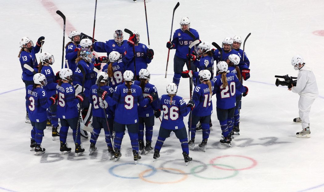 Hokejistky USA oslavují po výhře 4:1 nad českým týmem postup do semifinále olympijského turnaje