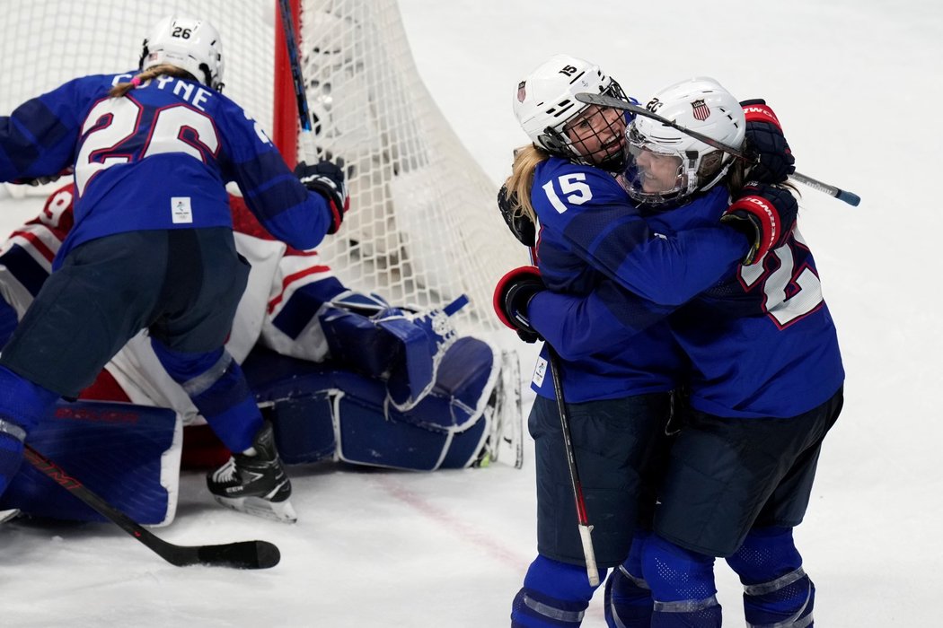 Hokejistky USA oslavují po výhře 4:1 nad českým týmem postup do semifinále olympijského turnaje