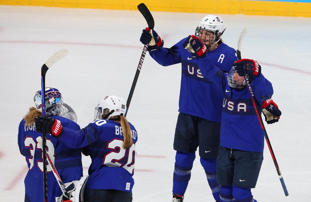 Hokejistky USA oslavují po výhře 4:1 nad českým týmem postup do semifinále olympijského turnaje