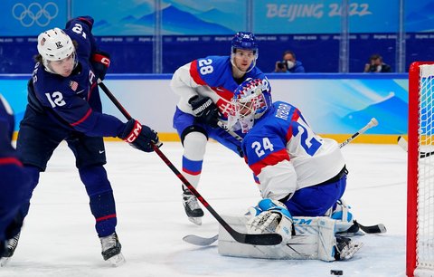 Sam Hentges dává gól proti Slovensku ve čtvrtfinále ZOH a posílá USA do vedení 2:1