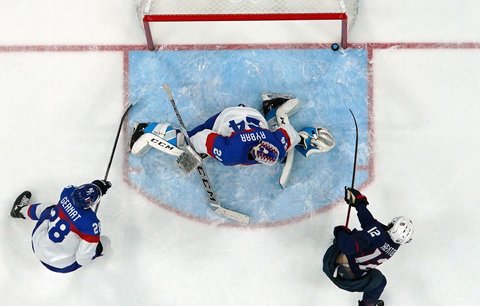 Sam Hentges dává gól proti Slovensku ve čtvrtfinále ZOH a posílá USA do vedení 2:1