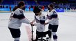 Spoluhráčky pomáhají zraněné Američance Brianně Deckerové na medailový ceremoniál po finálové porážce