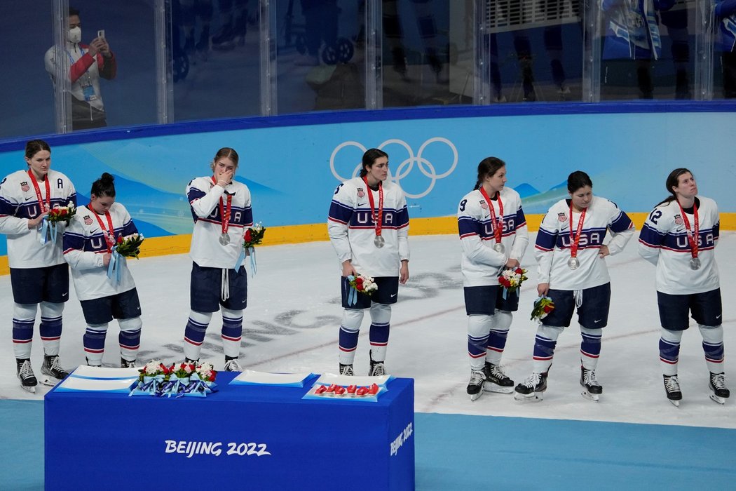 Zklamané americký hokejistky po finálové porážce s Kanaďankami