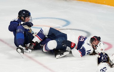 Pro americkou hokejistku Briannu Deckerovou olympijský turnaj skončil hned v prvním zápase