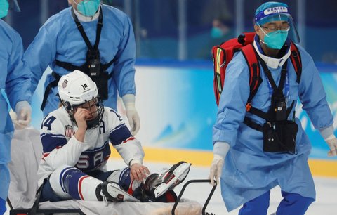 Pro americkou hokejistku Briannu Deckerovou olympijský turnaj skončil hned v prvním zápase