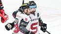 Radost Michala Řepíka a Romana Horáka po brance do sítě Moutfieldu HK