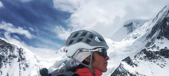 Česká horolezkyně Klára Kolouchová jako první Češka zdolala K2