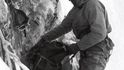 Takhle se Rakoncaj připravoval v roce 1982 na bivak na stěně Petit Dru ve francouzském Chamonix