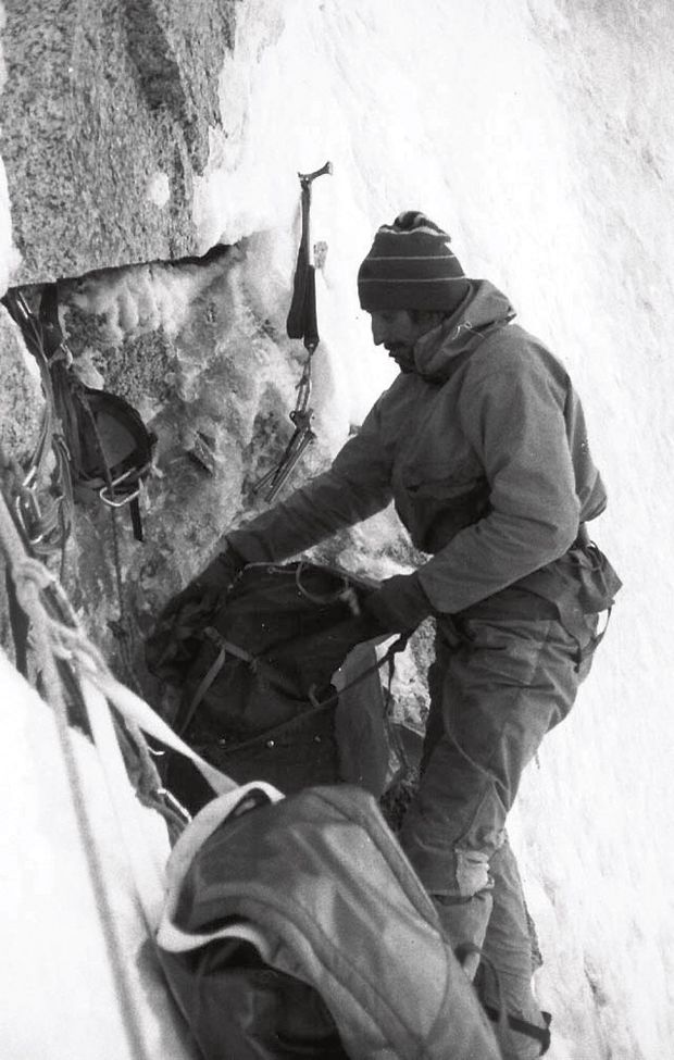 Takhle se Rakoncaj připravoval v roce 1982 na bivak na stěně Petit Dru ve francouzském Chamonix Takhle se Rakoncaj připravoval v roce 1982 na bivak na stěně Petit Dru ve francouzském Chamonix