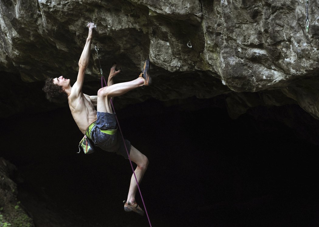 Lezec Adam Ondra při svých výstupech musí předvést leckdy neuvěřitelné kousky