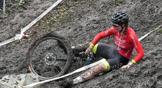 Kola utopená v bahně, místo cyklistiky běh. Cink to zabalil, přišla omluva