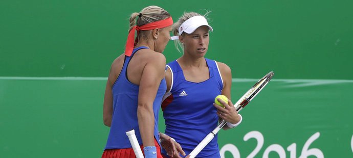 Andrea Hlaváčková a Lucie Hradecká na OH neobhájí finálovou účast v deblu. Proti Švýcarkám nevyužily dva mečboly a prohrály 7:5, 6:7 a 2:6.