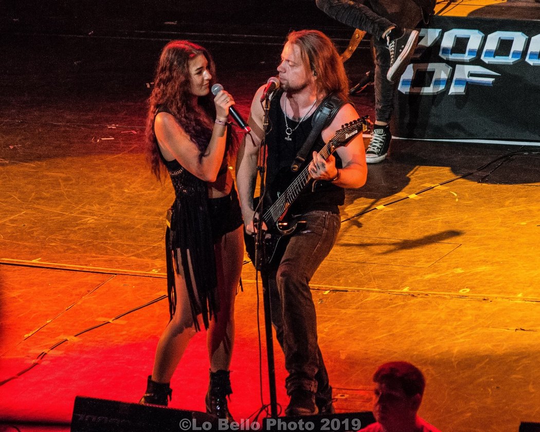 Viktorie Surmová s přítelem Herim Joensenem během vystoupení na populárním americkém festivalu 70000 Tons of Metal