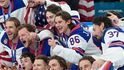 Střelec zlatého amerického gólu Jack Hughes (uprostřed s číslem 86)