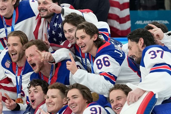 Quinn Hughes se zastal mladšího bráchy: Lidi nevědí ani... Hellebuyck? Americký hrdina Quinn Hughes se zastal mladšího bráchy: Lidi nevědí ani... Hellebuyck? Americký hrdina