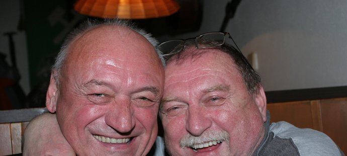 Ve věku 69 let v Ostravě zemřel bývalý kapitán fotbalistů Baníku Ostrava a později dlouholetý sportovní novinář František Huml (na snímku vlevo)