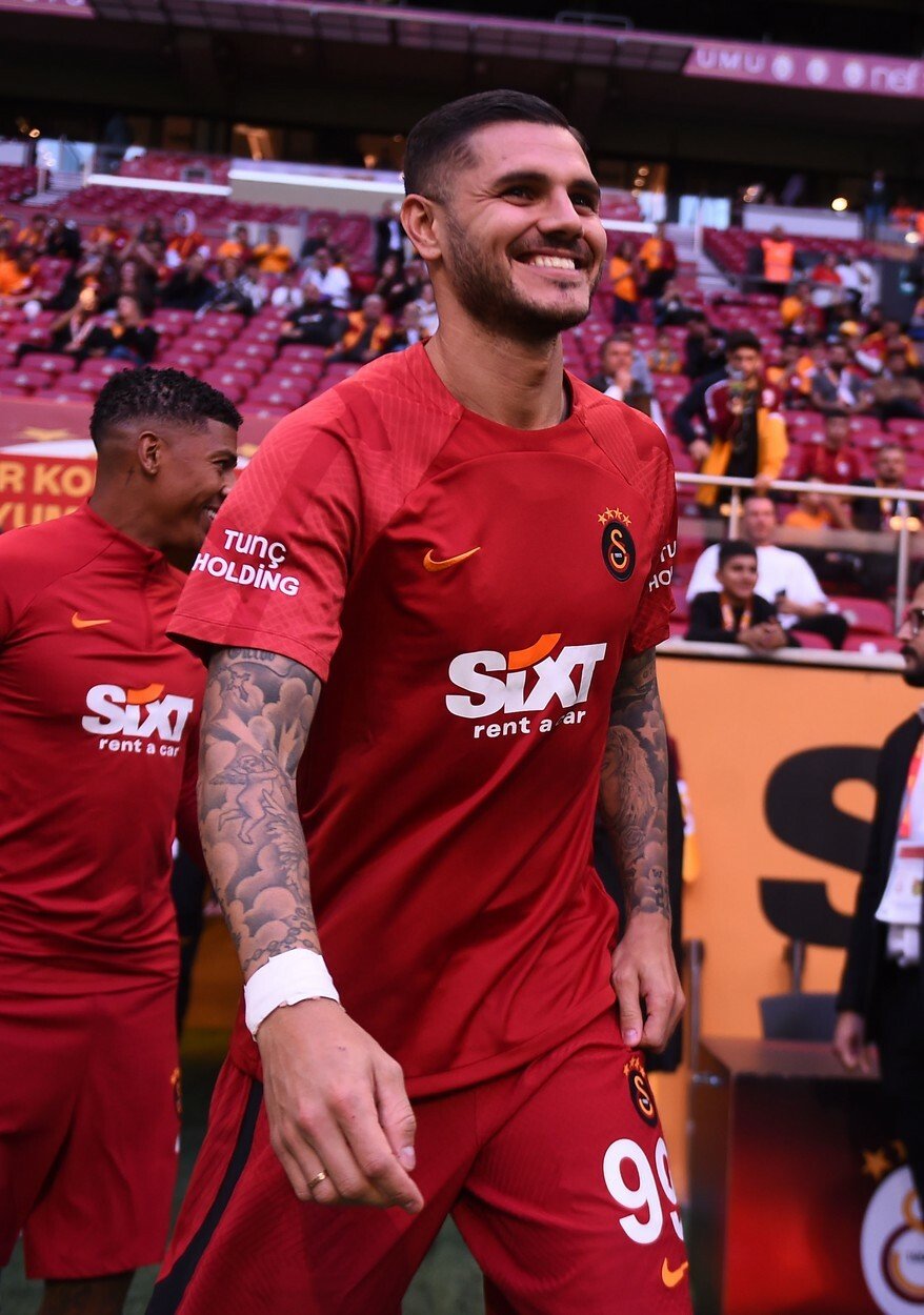 Útočník ve službách Galatasaraye Istanbul Mauro Icardi není šťastný s faktem, že je jeho bývalá žena na veřejnosti producíruje s rapperem L-Gantem