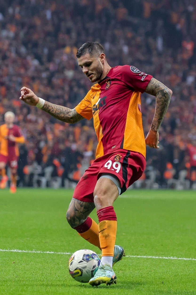 Útočník ve službách Galatasaraye Istanbul Mauro Icardi není šťastný s faktem, že je jeho bývalá žena na veřejnosti producíruje s rapperem L-Gantem