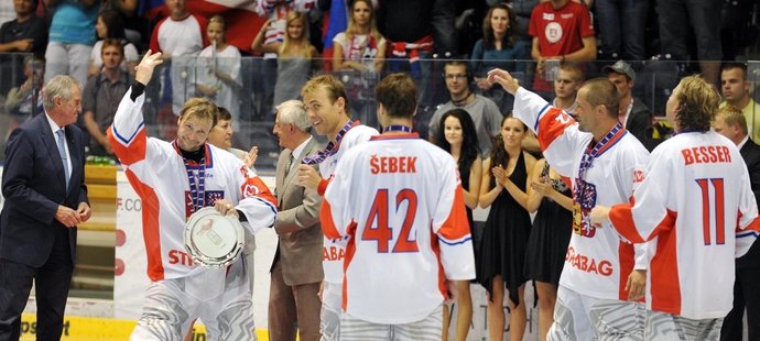 Takhle slavili in-line hokejisté triumf při domácím mistrovství světa v Pardubicích před dvěma lety. V týmu byl tehdy i Petr Tekrát (ilustrační foto)