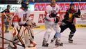 Čeští inline hokejisté porazili na úvod MS Německo 9:1: na snímku vlevo brankář Roman Handl, uprostřed Karel Rachůnek a Němec Florian Engel