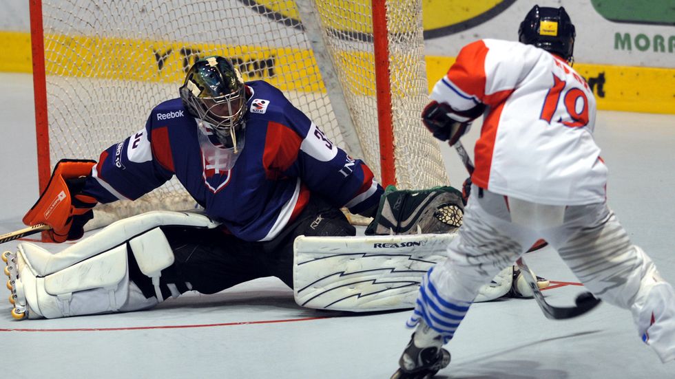 Luděk Brož dává slovenskému brankáři Jozefu Ondrejkovi pátý gól ve čtvrtfinále mistrovství světa v inline hokeji v Pardubicích