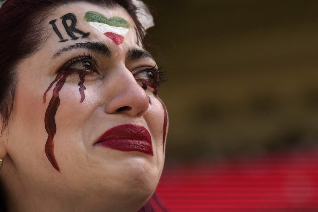 V Íránu zuří protesty na podporu ženských práv. Připojí se i fotbalisté v Kataru?