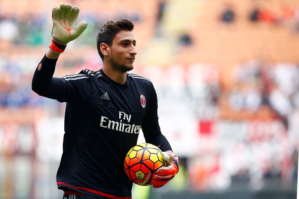 Mladý brankář italského AC Milán Gianluigi Donnarumma