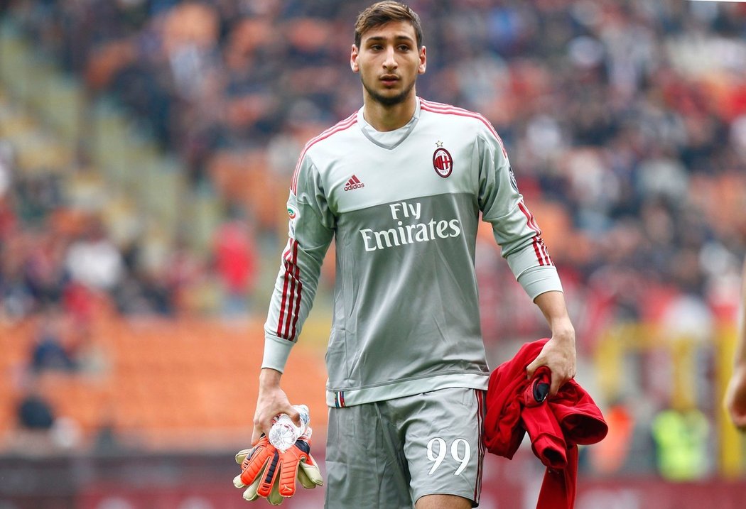 Mladý brankář italského AC Milán Gianluigi Donnarumma