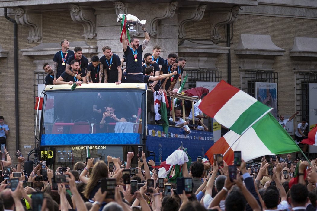 Italové slaví v ulicích Říma