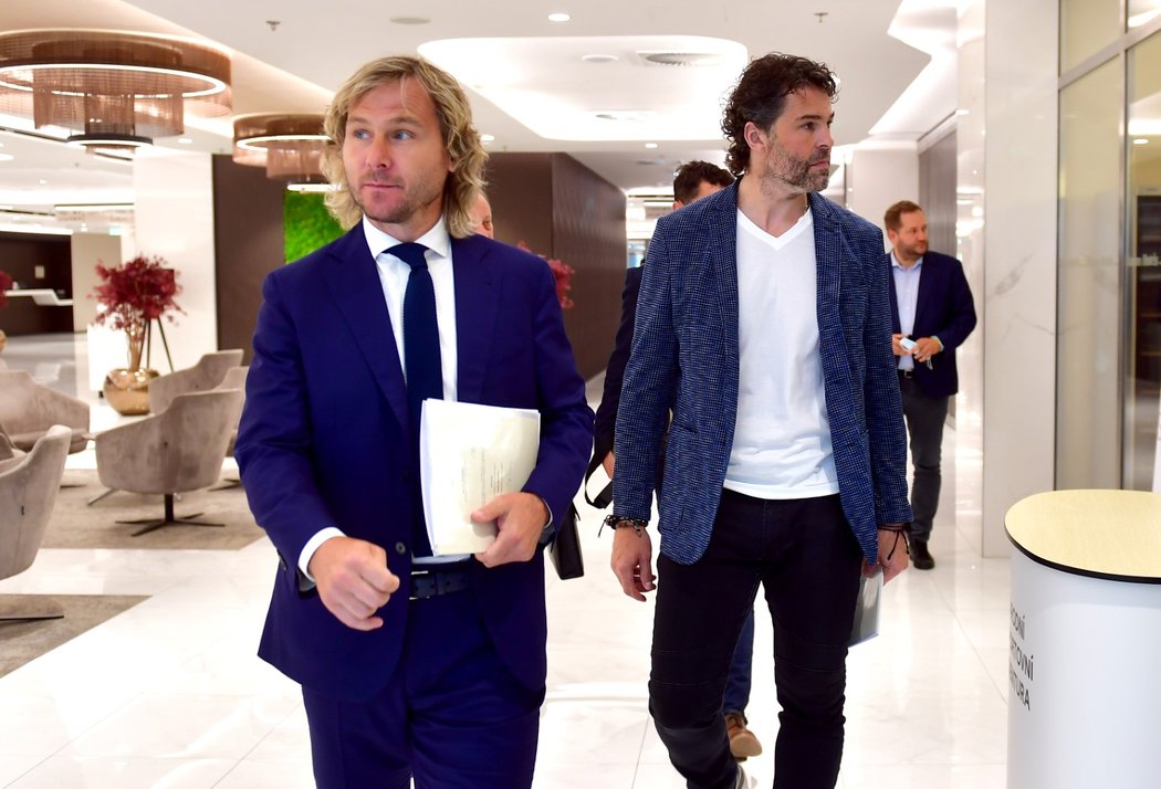 Pavel Nedvěd a Jaromír Jágr přicházejí na zasedání Národní rady pro sport