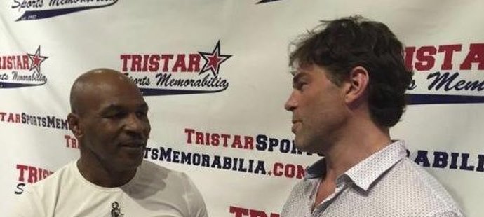 Jaromír Jágr si třese rukou s bývalým boxerským šampionem Mikem Tysonem