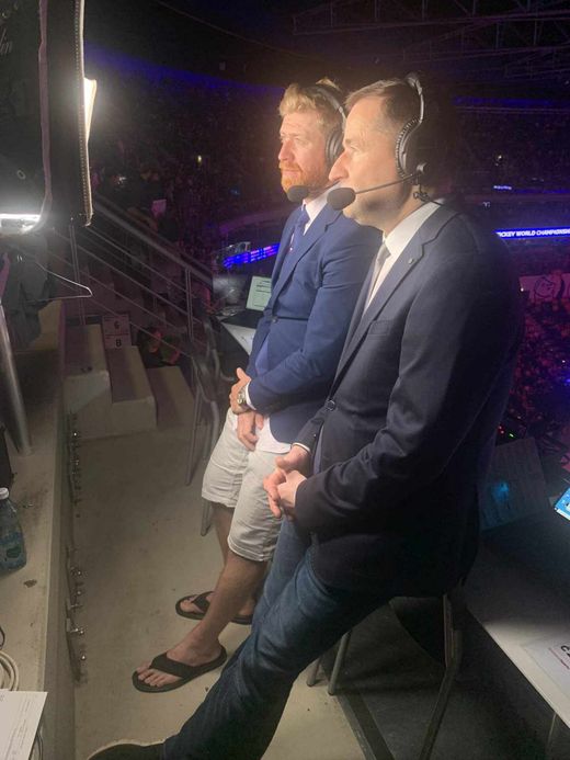 Jakub Voráček zvolil netradiční outfit během přímého přenosu z hokejového MS. Jakub Voráček zvolil netradiční outfit během přímého přenosu z hokejového MS.