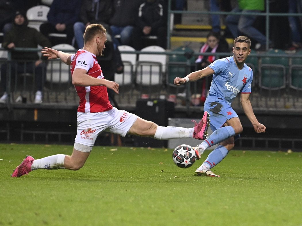 Jan Halász v souboji o míč během utkání Slavie s Pardubicemi