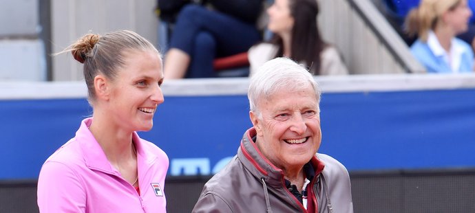 Jan Kodeš seděl na loňském Wimbledonu kousek od Daniela Craiga, představitele slavného agenta 007. Na fotce vedle Karolíny Plíškové.
