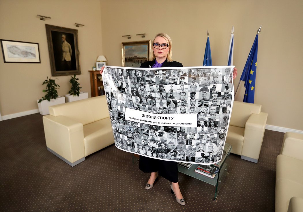 Ministryně obrany Jana Černochová s koláží mrtvých sportovců z Ukrajiny, které zavraždili ruští okupanti