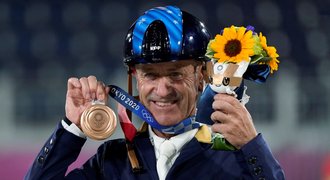Úředník? Ne, sportovec! Australský jezdec (62) získal v Tokiu dvě medaile