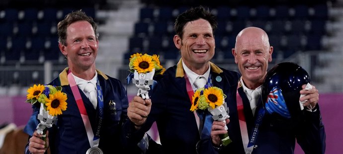S týmovými parťáky Kevinem McNabem, Shanem Rosem získal Andrew Hoy stříbrné medaile v týmové soutěži jezdců