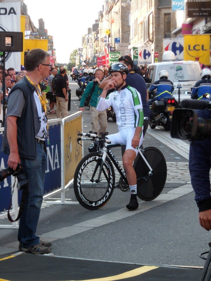 Český hendikepovaný cyklista Jiří Ježek na startu časovky Tour de France