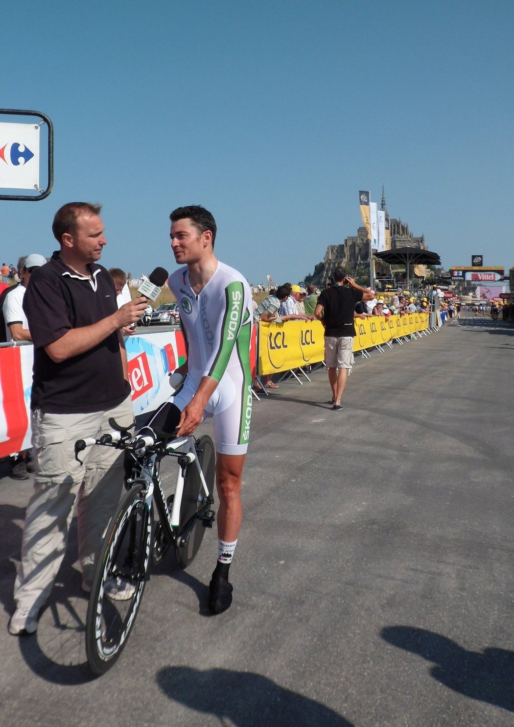 Jiří Ježek, nejlepší český hendikepovaný cyklista, rozdává rozhovory v cíli časovky Tour de France