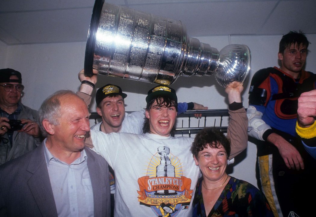 Jiří Hrdina (vzadu) spolu s rodiči v začátcích kariéry v NHL Jágrovi nejvíc pomohl. Tady »rodina« slaví zisk Stanley Cupu