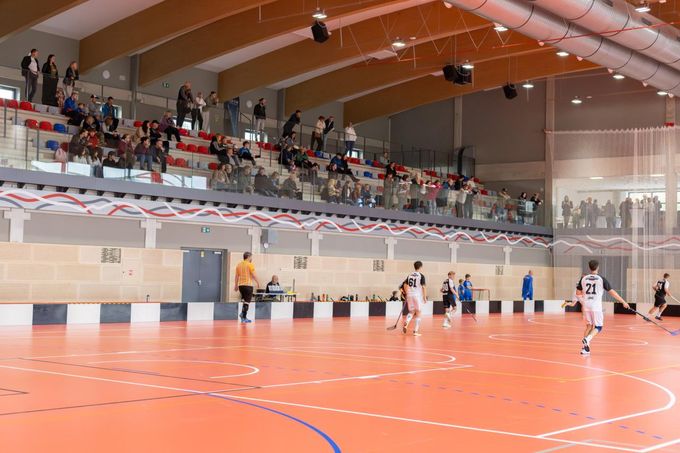 Multifunkční hala za 200 milionů. V rodišti hokejisty Kämpfa vyrostlo nové sportovní centrum Multifunkční hala za 200 milionů. V rodišti hokejisty Kämpfa vyrostlo nové sportovní centrum