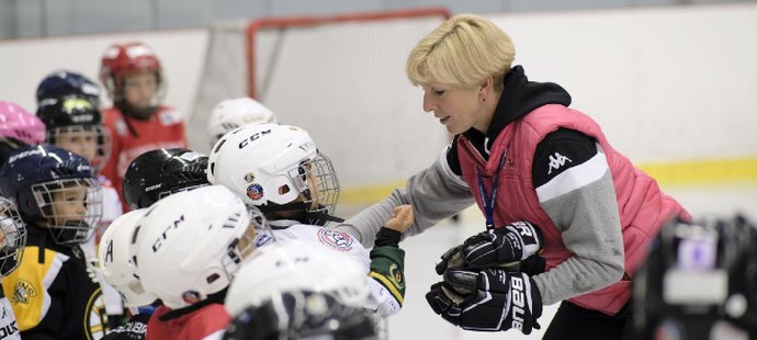 Trenérka Blanka Jiskrová prožívá situaci ohledně sportování dětí jako učitelka prvního stupně v Karlových Varech a zároveň jako trenérka ledního hokeje. 