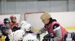Trenérka Blanka Jiskrová prožívá situaci, kdy děti nemohou sportovat, jako učitelka prvního stupně v Karlových Varech a zároveň trenérka ledního hokeje. 